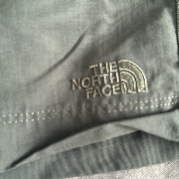 The North Face cargo shorts. Color army green. Size 36 - Picture 2 of 8